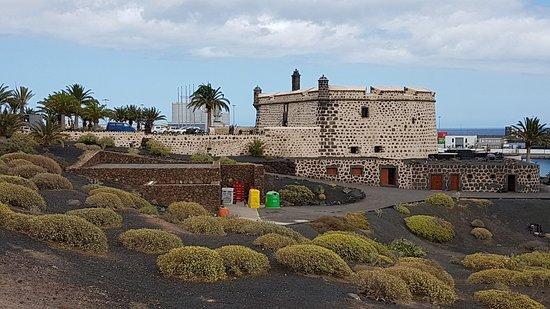 el Museo Internacional de Arte Contemporáneo Castillo de San José